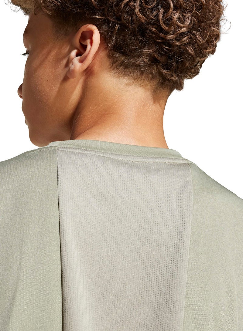 اديداس تيشيرت أساسي بتصميم الخطوط الثلاثة لتدريب الشباب - Image 4